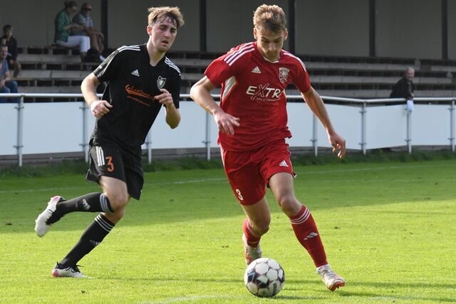 Michael Vrljic (r.) im Dribbling