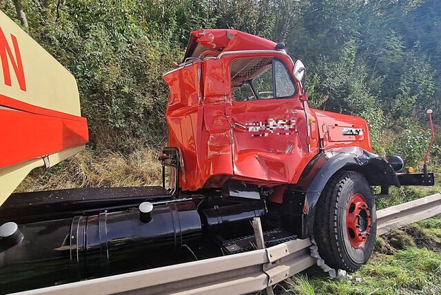 Unfall auf der Autobahn: Dieser historische Lastwagen hat auf der A1 zwischen Unna und Kamen am Montag (2.10) die Leitplanke durchbrochen.