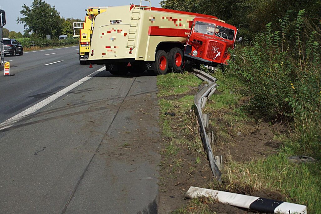 Der Lastwagen zerstörte einen Abschnitt der Leitplanke an der A1. Der Lastwagen zerstörte einen Abschnitt der Leitplanke an der A1.