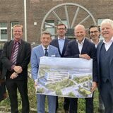 Den Thalia-Standort im Industriepark gate.ruhr stellen vor: (v. l.) Baudezernentin Andrea Baudek, Wirtschaftsförderer Dr. Manfred Gehrke, Bürgermeister Werner Arndt, Thalia-Logistik-Chef Marco Rebohm, Thalia-Miteigentümer Michael Busch, ECE-Projektdirektor Serkan Aydemir und der langjährige ECE-Geschäftsführer Dr. Andreas Mattner.