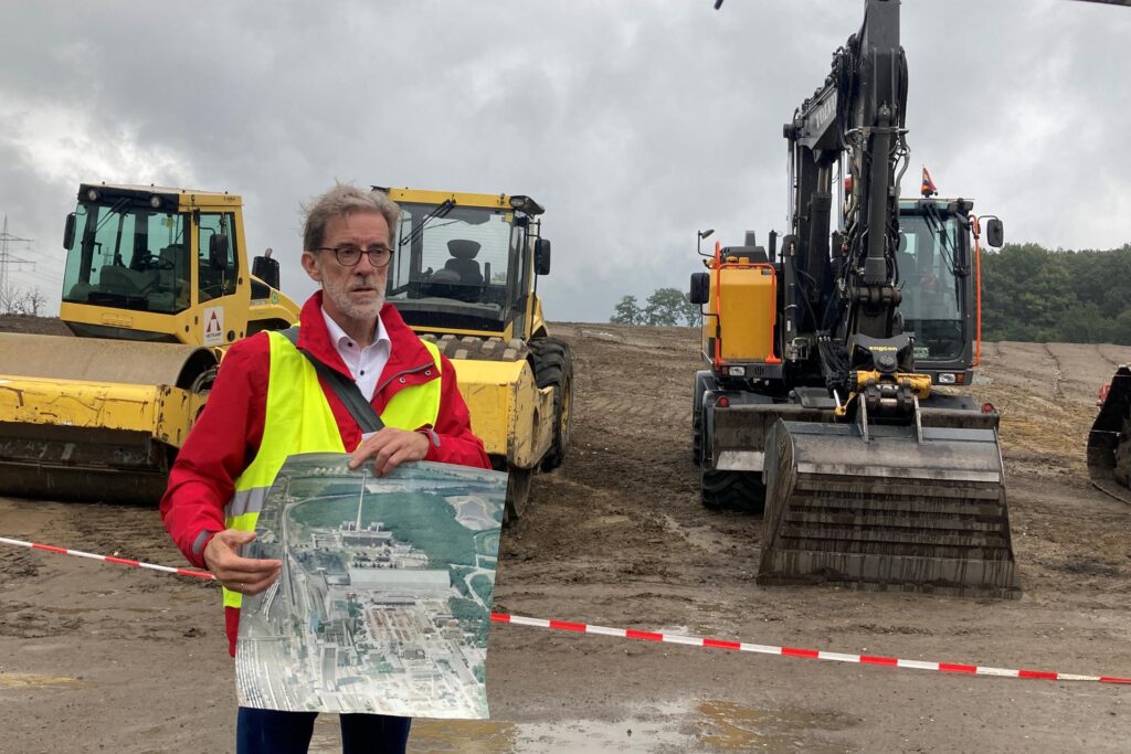 Marls Kämmerer und gate.ruhr GmbH-Geschäftsführer Michael Dinklage muss sich sputen. Wo jetzt noch schwere Baumaschinen die Projektfläche von gate.ruhr vorbereiten, soll schon im nächsten Jahr der Spatenstich für den Thalia-Standort erfolgen. Marls Kämmerer und gate.ruhr GmbH-Geschäftsführer Michael Dinklage muss sich sputen. Wo jetzt noch schwere Baumaschinen die Projektfläche von gate.ruhr vorbereiten, soll schon im nächsten Jahr der Spatenstich für den Thalia-Standort erfolgen.
