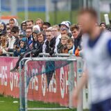 Zuschauer beim Schalker Training.