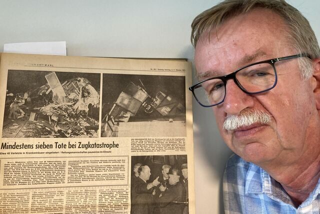 Dr. Ulrich Weidlich betrachtet mit ernster Miene die damalige Berichterstattung in der „Marler Zeitung“ über die Zugkatastrophe. Zunächst war von sieben Toten die Rede, später verstarb ein achtes Unglücksopfer.