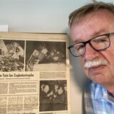 Dr. Ulrich Weidlich betrachtet mit ernster Miene die damalige Berichterstattung in der „Marler Zeitung“ über die Zugkatastrophe. Zunächst war von sieben Toten die Rede, später verstarb ein achtes Unglücksopfer.
