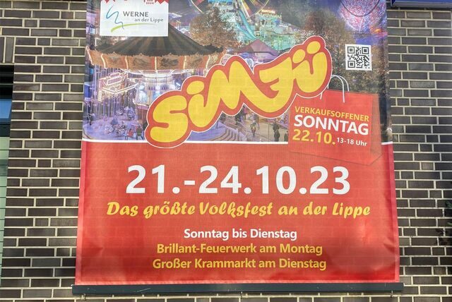 Überall in der Stadt hängen bereits die Sim-Jü-Plakate – hier hat sich ein Fehler eingeschlichen.