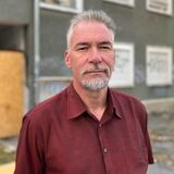 Frank Alsmann vor dem Haus in der Eichwaldstraße 4 in Wickede.