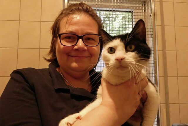 Die Leiterin des Tierheims Schwerte Catharina Seelig mit Kater Gismo.