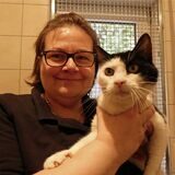 Die Leiterin des Tierheims Schwerte Catharina Seelig mit Kater Gismo.
