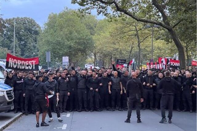 Unter Aufsicht der Polizei zogen die Fans vom Parkplatz der Westfalenhalle zum Stadion.