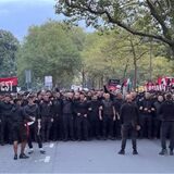 Unter Aufsicht der Polizei zogen die Fans vom Parkplatz der Westfalenhalle zum Stadion.