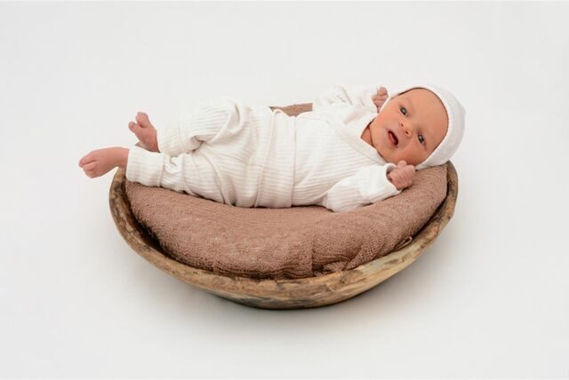 Ein Baby im Körbchen.