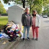 Joachim und Sabine Michels ärgern sich über den Anblick im Umfeld eines Altkleidercontainers an der Straße Auf dem Hohwart