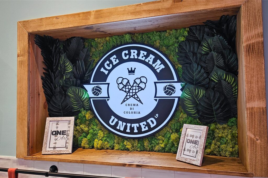 Die Einrichtung von Ice Cream United ist mit grünen Akzenten gestaltet – allerdings noch nicht ganz fertig, wie die leeren Bilderrahmen beweisen.