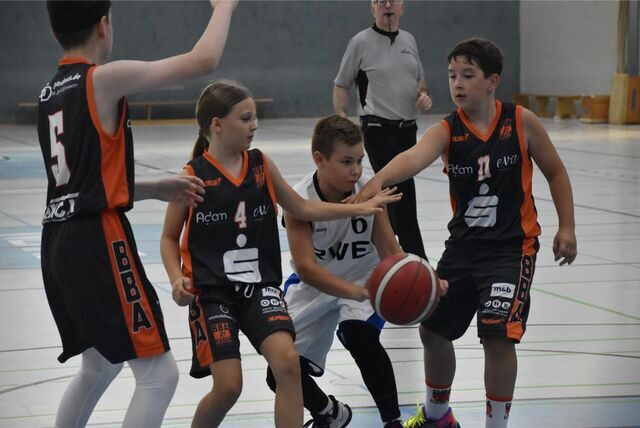 Kinder spielen Basketball