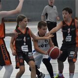 Kinder spielen Basketball