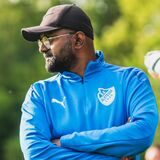 Athavan Varathan schaut mit verschränkten Armen aufs Spielfeld