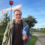 Rainer Budde vor den Hinweisschildern des Ruhrtalradwegs in Höhe Schoofs Brücke