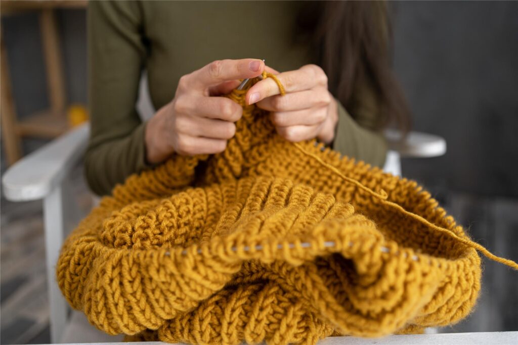zwei hände stricken zwei hände stricken