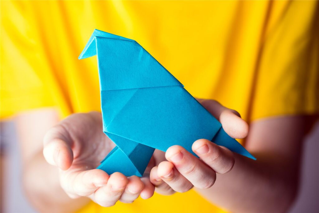 ein gefalteter vogel aus papier ein gefalteter vogel aus papier
