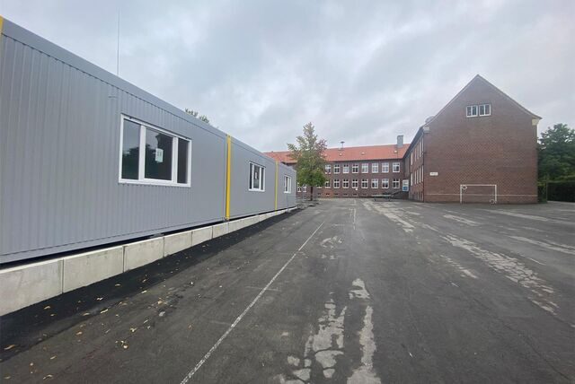 Schon eine Weile stehen die Container auf dem Schulhof der Marienschu