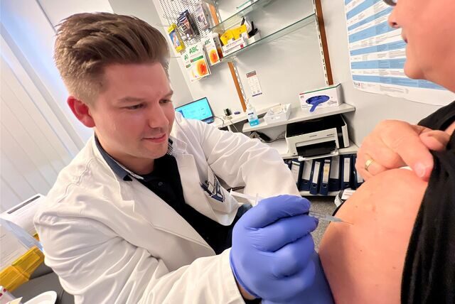 Apotheker Kevin Peters impft in der Westentor-Apotheke