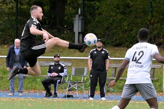 Ibrahim Hyseni nimmt den Ball an