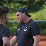 Und wieder späte Gegentreffer: Chris Brügmann und der FC TuRa Bergkamen haben in Heessen mit 1:3 verloren.