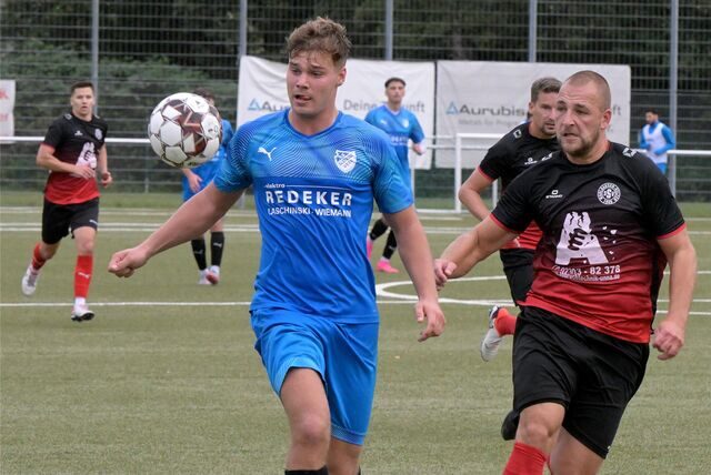 BW Alsteddes Louis Wißing hat den Ball im Blick.