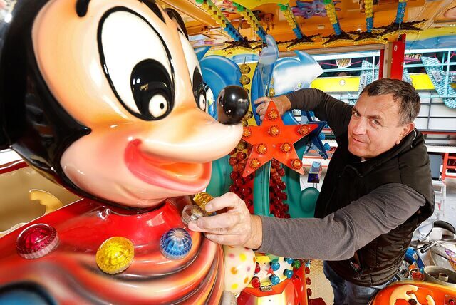 Karl-Heinz Wendler baut sein Kinderkarussell auf.