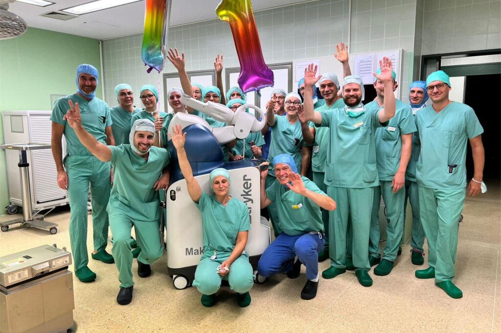 Das Orthopäden-Team am CKU bejubelt in Dienstkleidung in einem Operationssaal einen Weltrekord. Das Orthopäden-Team am CKU bejubelt in Dienstkleidung in einem Operationssaal einen Weltrekord.