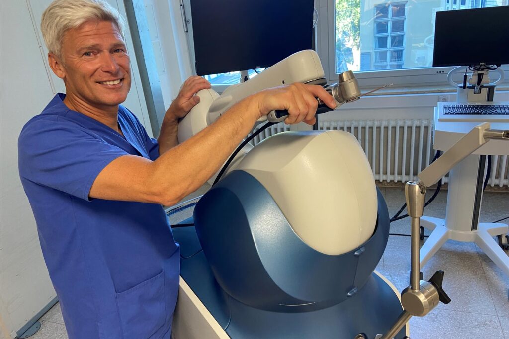 Ein Arzt zeigt einen Roboter, mit dem die Orthopäden arbeiten. Ein Arzt zeigt einen Roboter, mit dem die Orthopäden arbeiten.