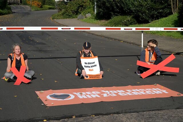 Einige Aktivisten hatten sich vor der Schranke des Kraftwerks festgesetzt – eine von mehreren Aktionen.