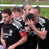 Die Spieler des BV Brambauer jubeln gemeinsam.