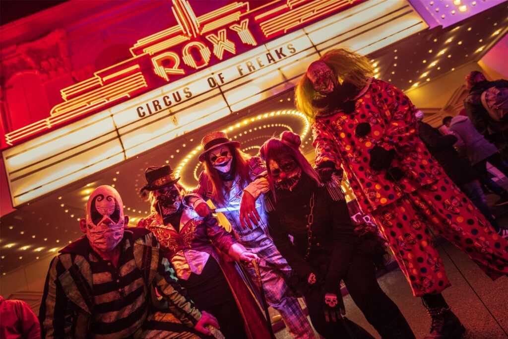 Gruselige Darsteller, die ein Teil des Halloween Horror Festivals 2023 in den Shows und Horrorhäuser sind. Gruselige Darsteller, die ein Teil des Halloween Horror Festivals 2023 in den Shows und Horrorhäuser sind.