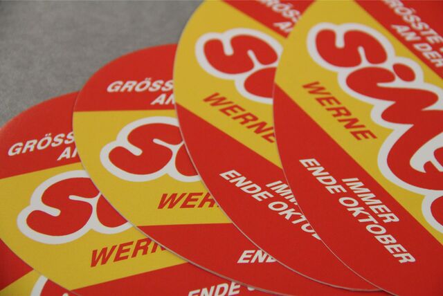 Wer einen Sim-Jü-Aufkleber auf seinem Auto hat, nimmt am Bummelpäckchen-Gewinnspiel teil.