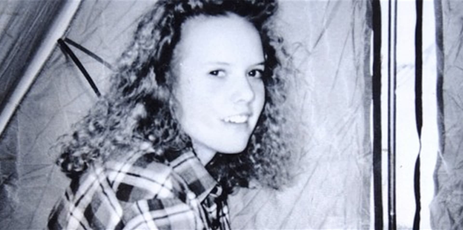 Auch der neue Prozess um den Mord an Nicole-Denise Schalla beginnt wie der erste endete: mit einer Verzögerung. Durch eine Panne bei der Post ging ein Paket mit Original-Akten verloren.