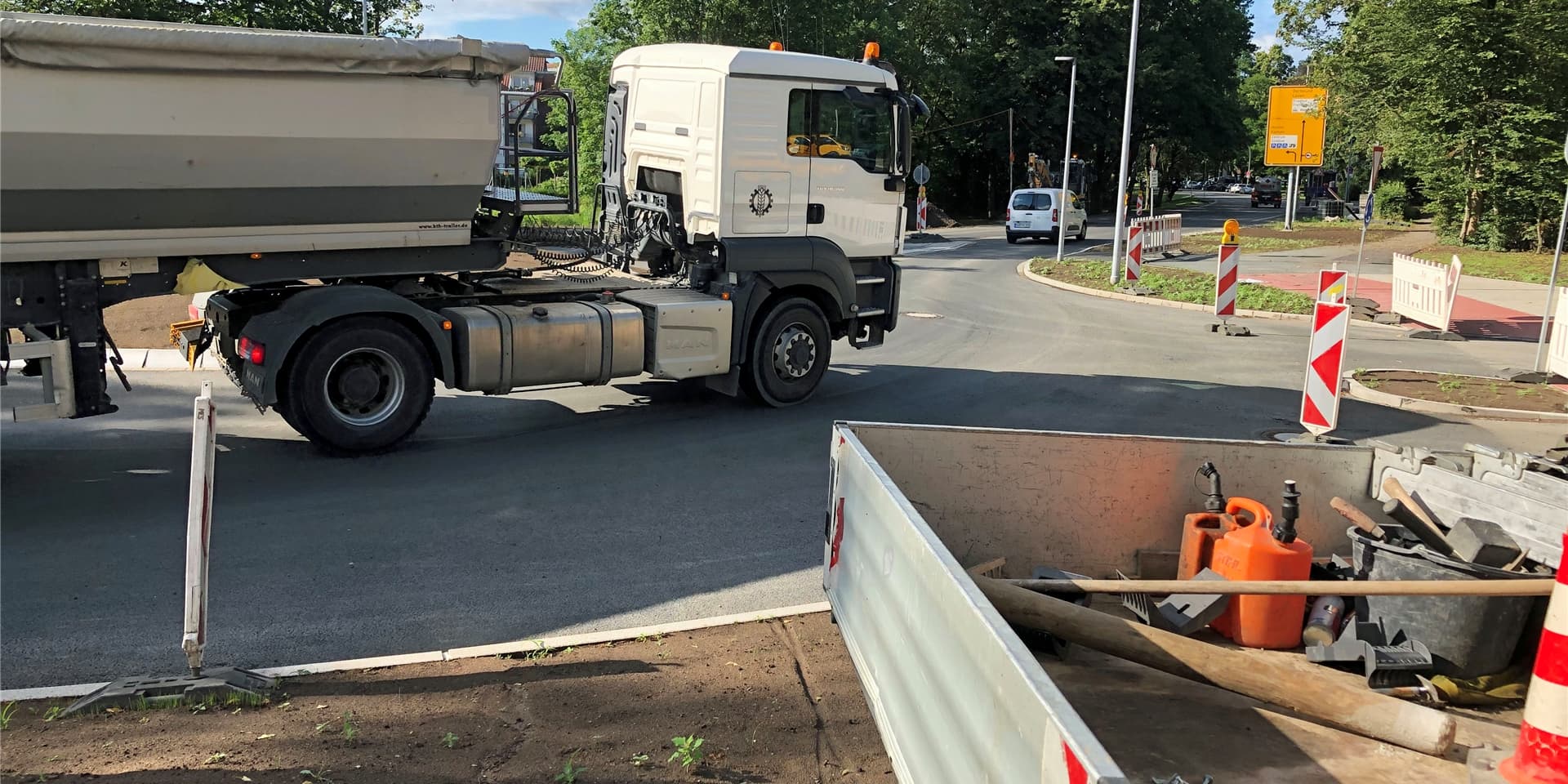 Der neue Kreisverkehr ist schon vorzeitig am Mittwoch, 1. Juli 2020, in Teilbereichen fertig. Autos auf der Münsterstraße können ihn passieren.