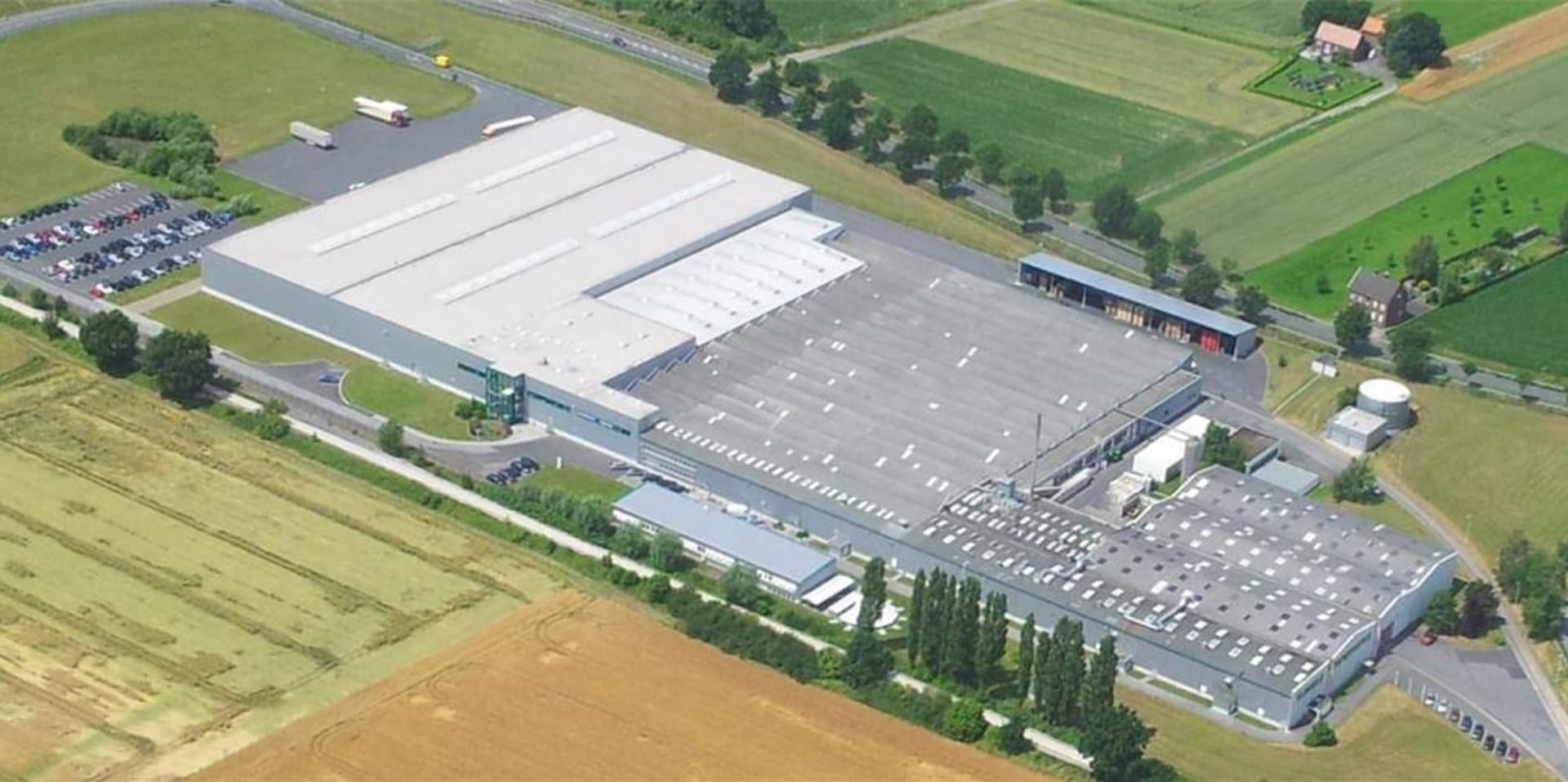 Das Archivbild zeigt eine Luftaufnahme des Karton-Werkes Klingele in Werne. Der auf dem Firmengelände verlaufene Regenwasserkanal ist zu knapp dimensioniert.
