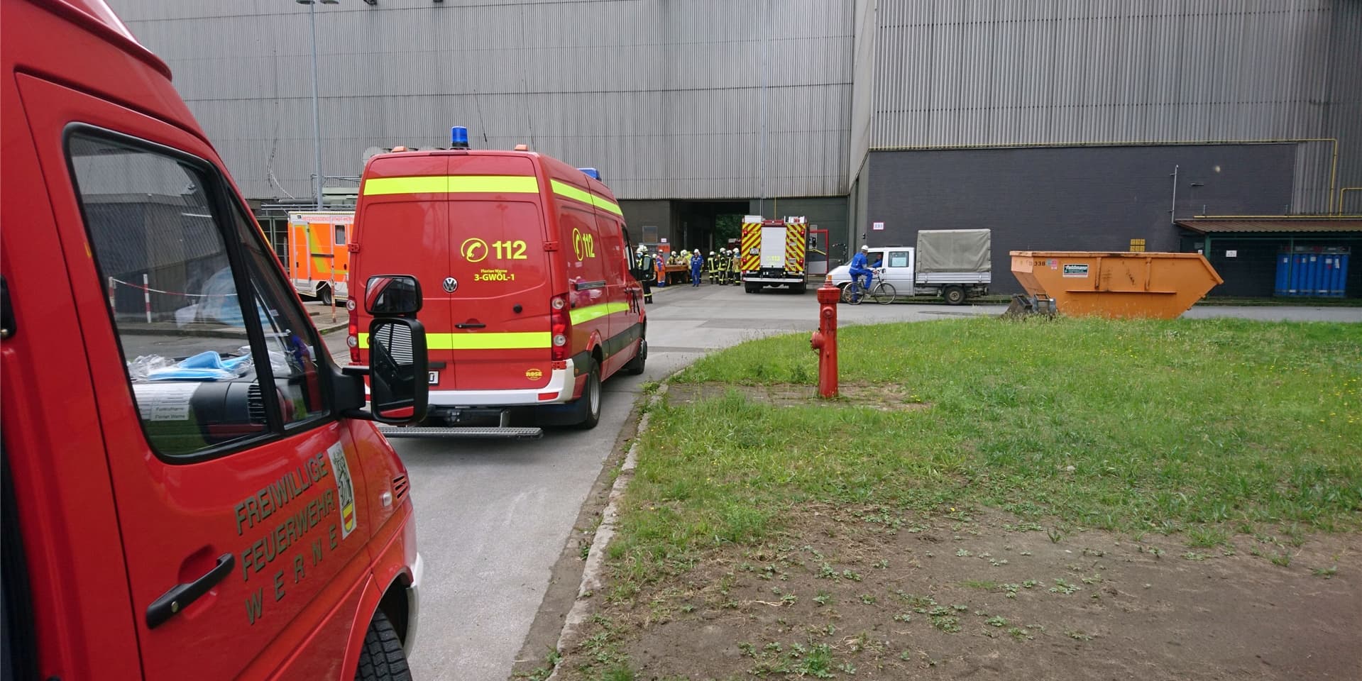 Der Löschzug Stockum erkundete die Lage gemeinsam mit der Werkfeuerwehr des Gersteinwerks.