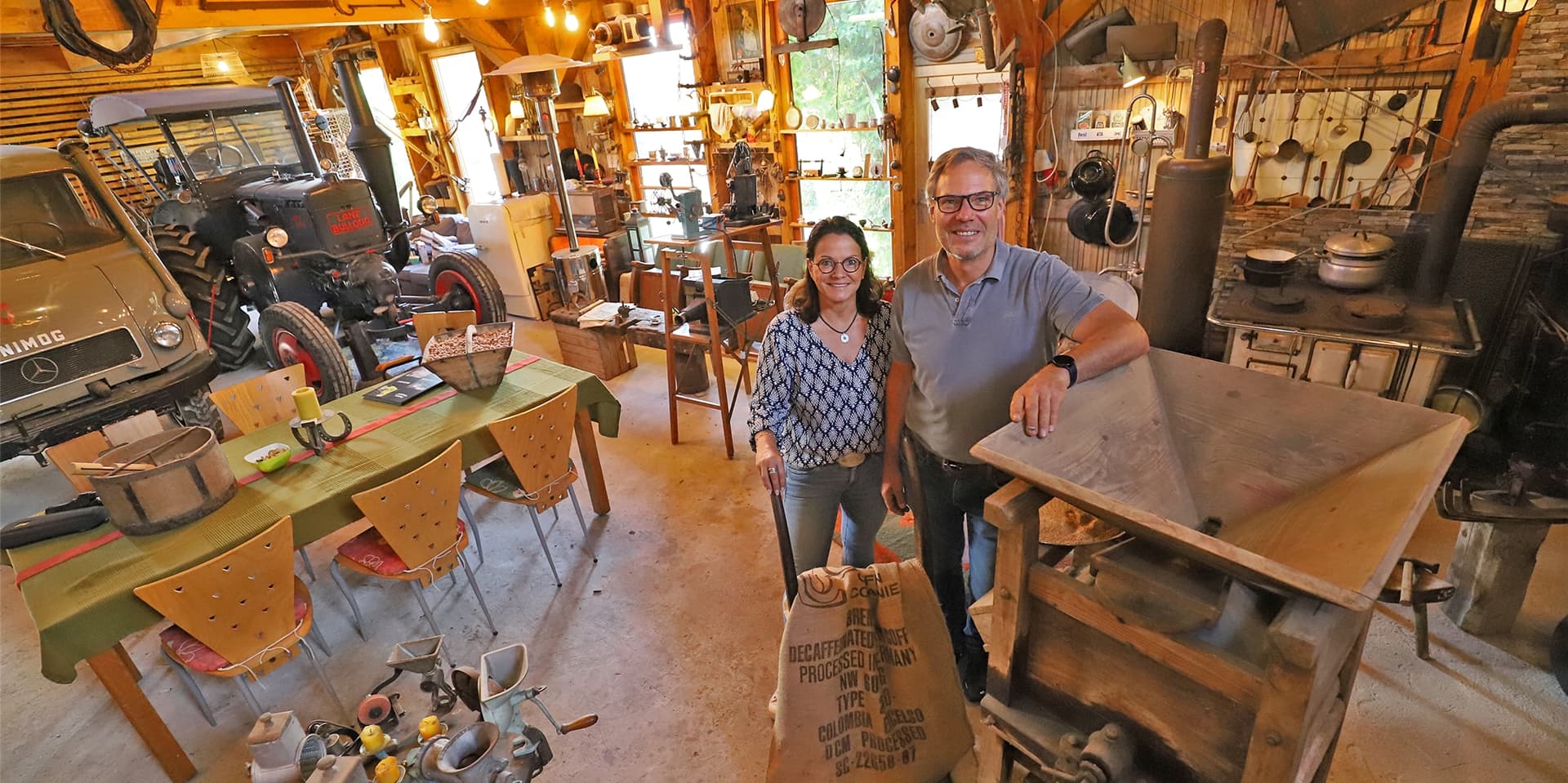 Stephanie und Peter Wetzel in ihrem kleinen Museum: Ehefrau Stephanie teilt die Sammelleidenschaft ihres Mannes zwar nicht, liebt es aber inzwischen, bei der Einrichtung im Wohnhaus nebenan Altes und Modernes zu kombinieren.