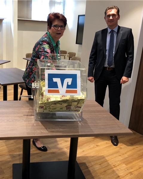 Jutta Steiner und Thomas Krotki (r.) zogen unter den Augen von Norbert Zolda die Gewinner der dritten Ziehung zum 100-Euro-Gastrogutschein.