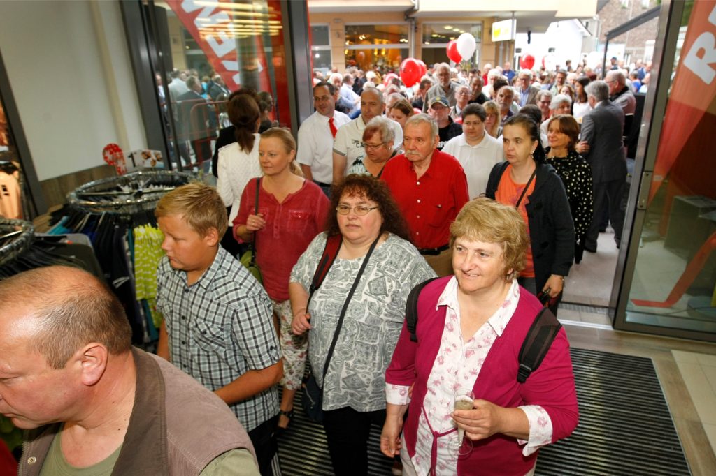 Durch das rote Quadrat hindurch ins Einkaufsglück. Um 8 Uhr stürmten am 15. Juli 2015 mehrere Hundert Kamener das neue Einkaufszentrum an der Kampstraße. Sechs Jahre, nachdem Hertie den Standort aufgegeben hatte, war der Handelsstandort wieder mit Leben gefüllt.
