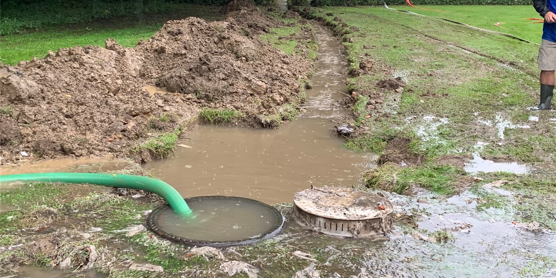 Hier werden sich erst mal keine Badegäste mehr in die Sonne legen: Im Fröndenberger Löhnbad wurde der Abwasserkanal von einer Wurzel beschädigt.