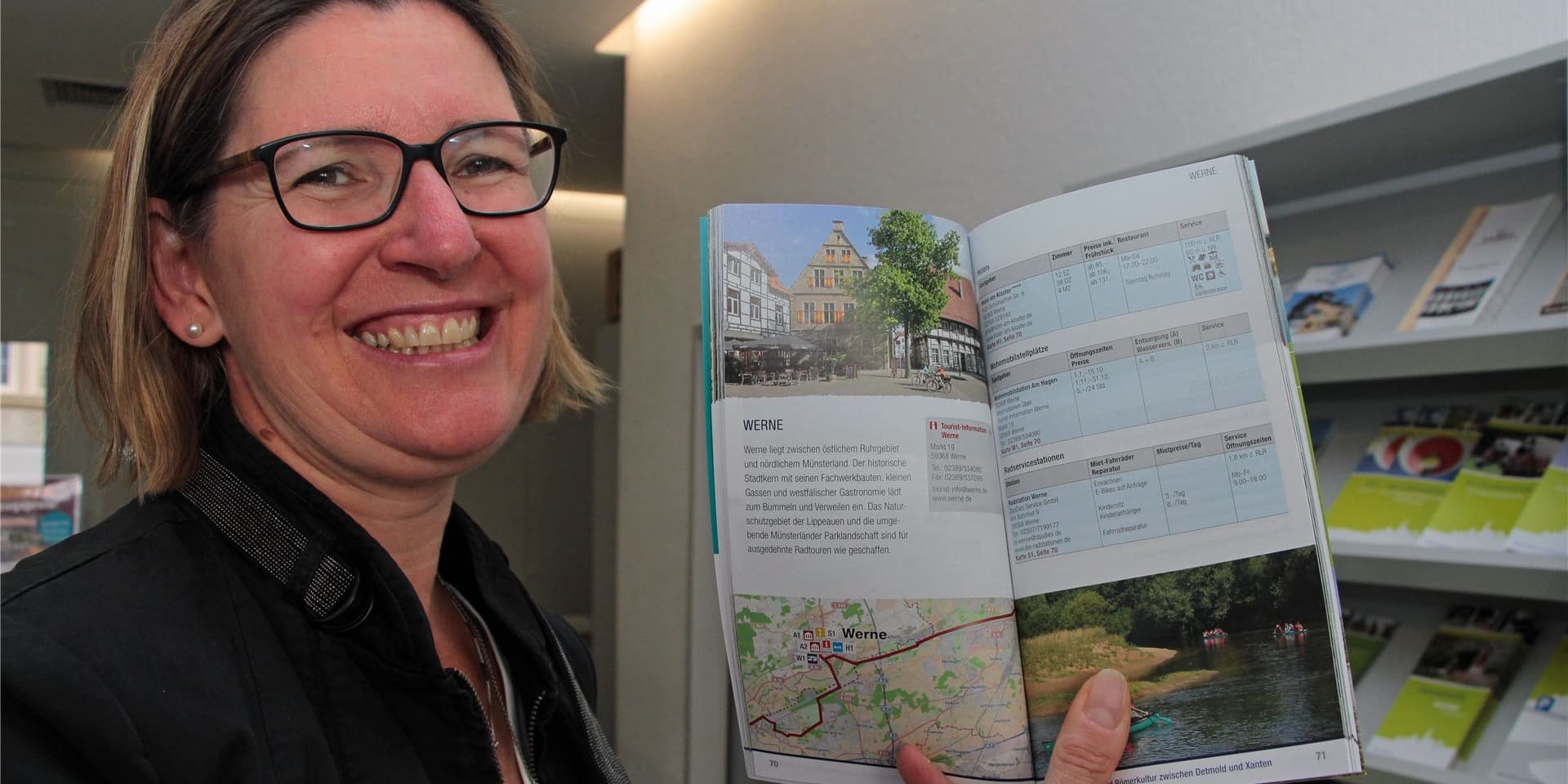 Britta Löchter (49) zeigt im Heft der Römer-Lippe-Route die Übernachtungsmöglichkeiten in Werne. Sie hofft auf steigende Touristen-Zahlen.