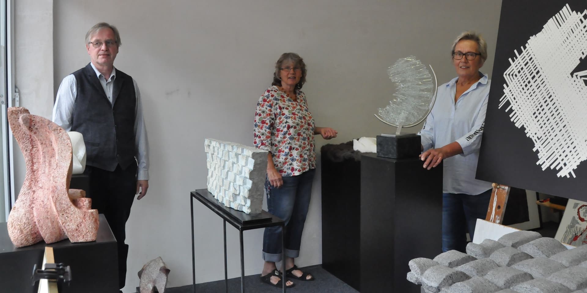 Ludger Auferodth, Carola Deinhardt-Auferodth und Sabine Klemp (v.l.) in den Räumen, in denen früher die christliche Buchhandlung war. Jetzt wird dort Kunst gezeigt.