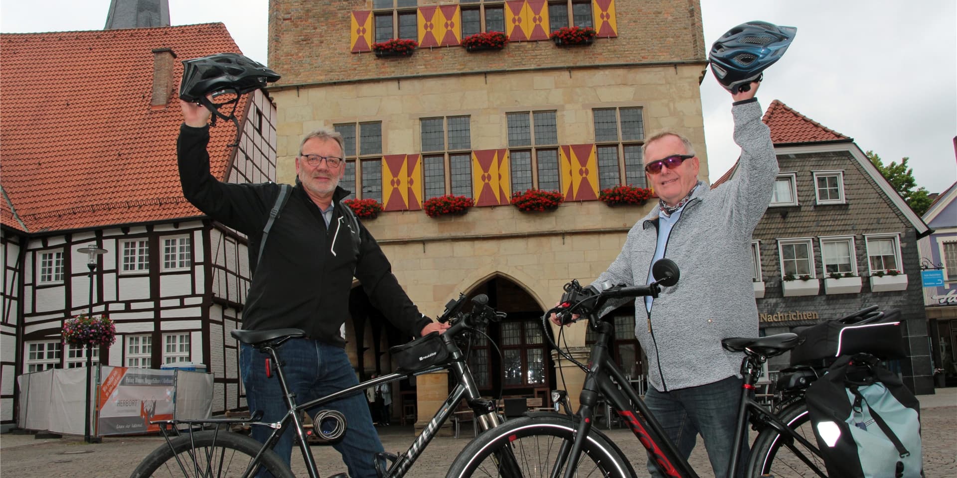 Ein Hoch auf die Fahrrad-Zukunft: Hermann Havers (l.) und Dr. Thomas Gremme von der UWW wollen den Radverkehr in Werne radikal nach vorne bringen.