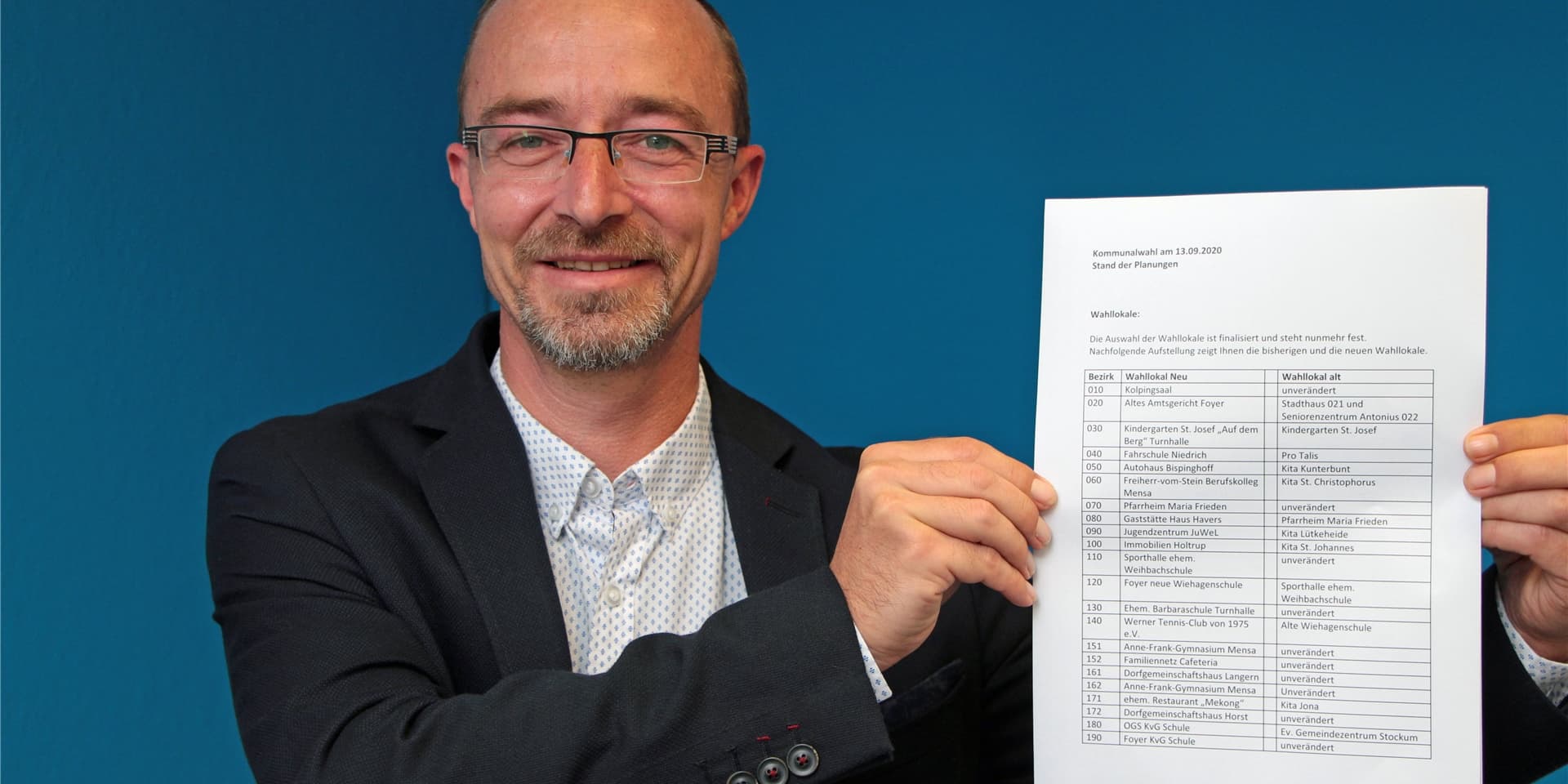 Wahlorganisator Sven Henning zeigt die Liste mit den alten und den neuen Wahllokalen.