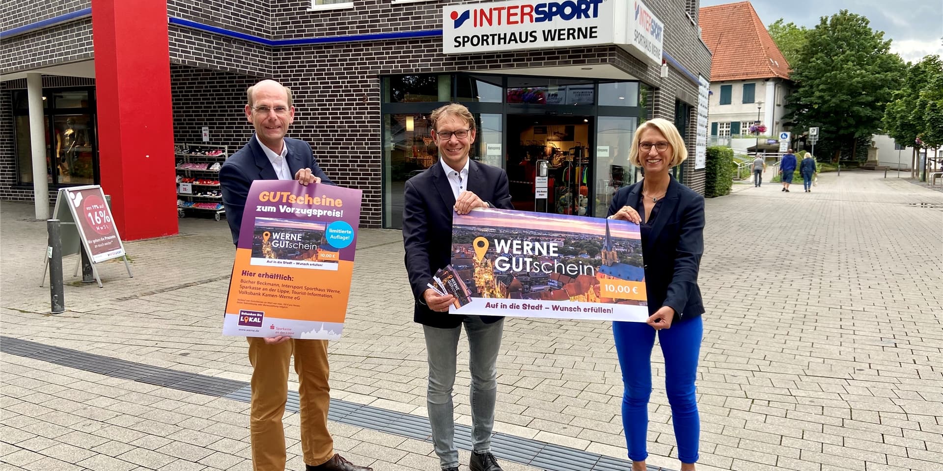 Martin Abdinghoff (v.l.) von der Sparkasse an der Lippe, Bürgermeister Lothar Christ und Carolin Brautlecht, Wirtschaftsförderin und Geschäftsführerin der Werne Marketing GmbH, präsentierten die Sonderedition des Werne-Gutscheins.