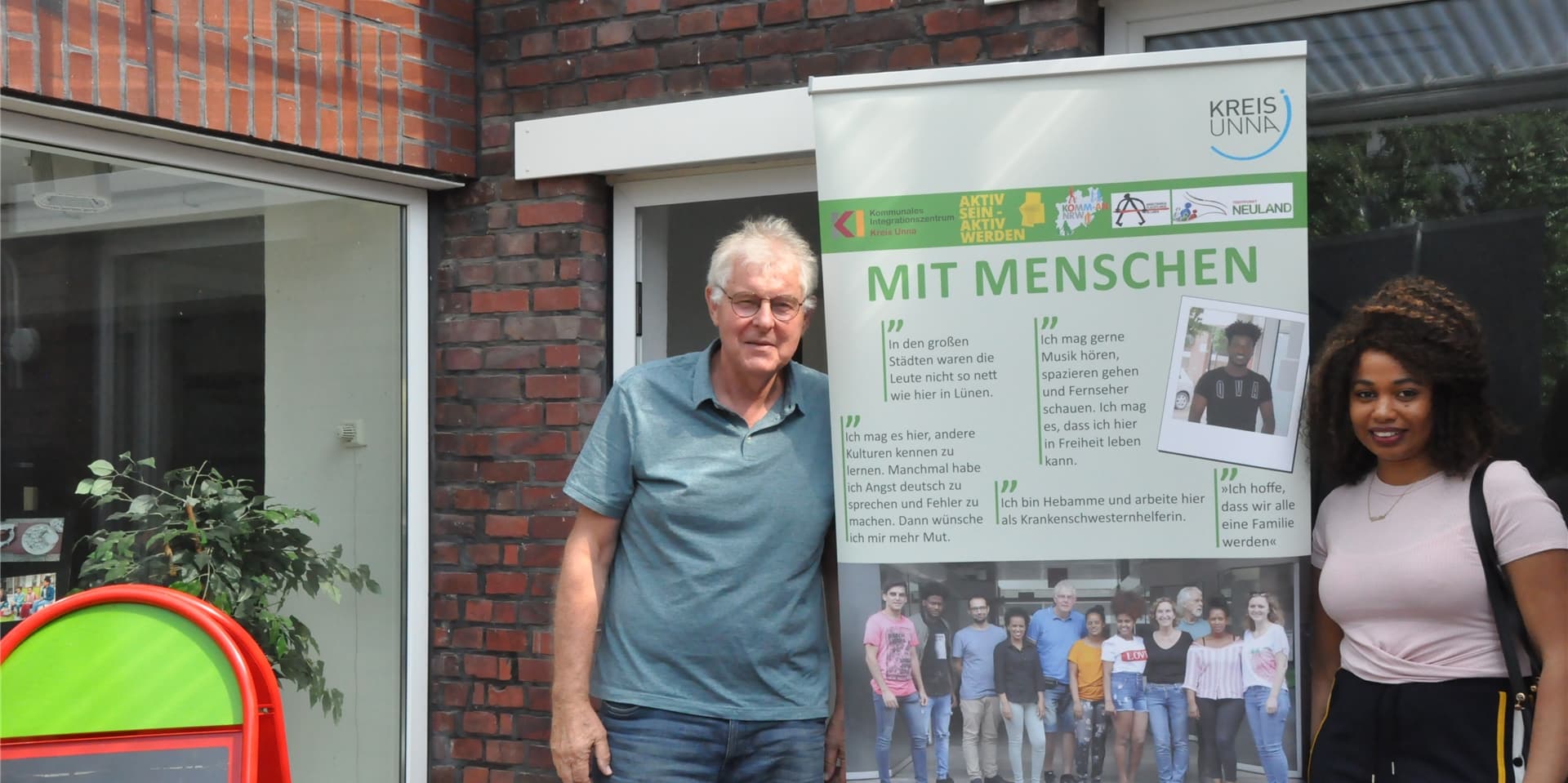Vorstandsmitglied Johannes Bergmeyer freut sich mit Mahlet Haftu, dass das Neuland in den neuen Räumlichkeiten wieder öffnen darf – wenn auch mit angespecktem Angebot.