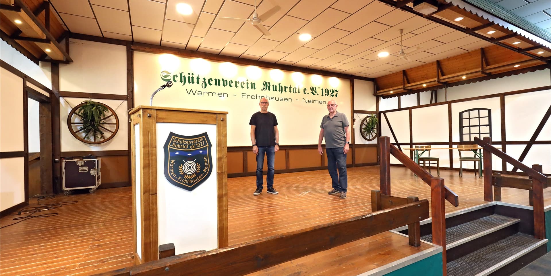 Zwei Schützen, eine leere Halle: Uwe Kock (l.) und Lothar Scheiter konnten die Schützenhalle Ruhrtal wegen der Corona-Pandemie seit März nicht mehr für Feiern, Veranstaltungen, Hochzeiten oder Geburtstage vermieten – die laufenden Kosten bestreitet der Verein aber aus eben jenen Einnahmen.